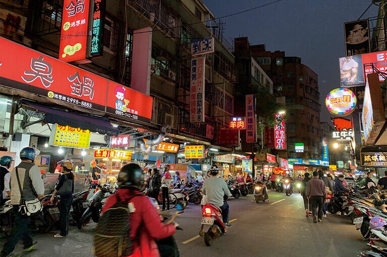 夜になれば一層賑やかになります。