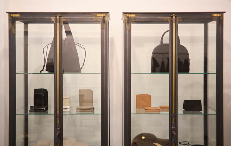 日本のブランド「オーラリー」のコートや「Aeta」のバッグ。／WASHIDA PARK（ワシダパーク）