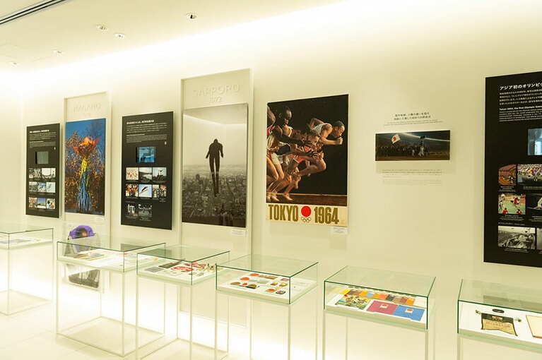 日本で開催された歴代オリンピックのチケットやポスター類、日本代表ユニフォームの実物などが展示されている。デザインを眺めるだけでも楽しい。