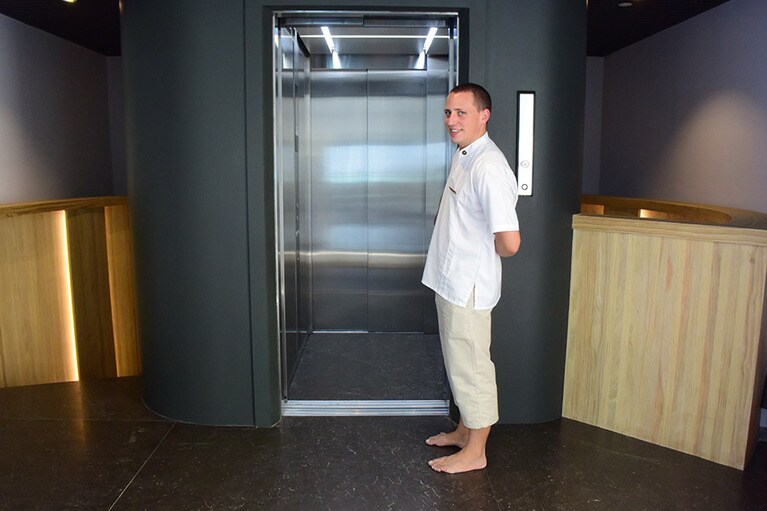 コンラッド・モルディブ内で唯一のエレベーターで、水中ルームへ。