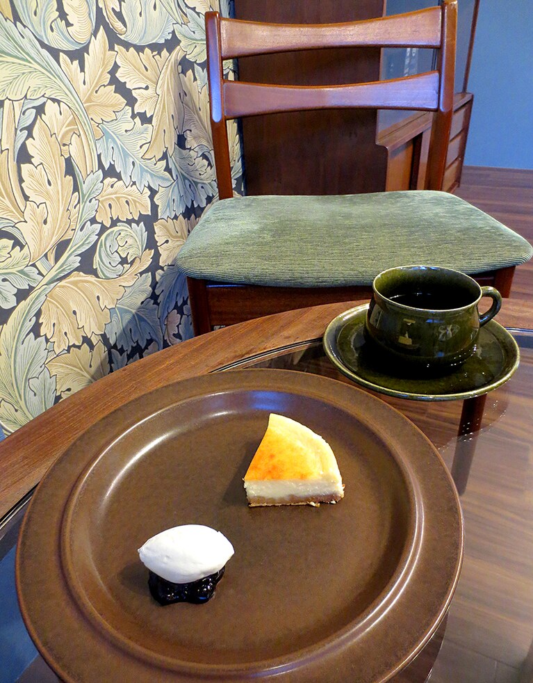 テーブル席は2席。他はスタンディングのカウンター席です。