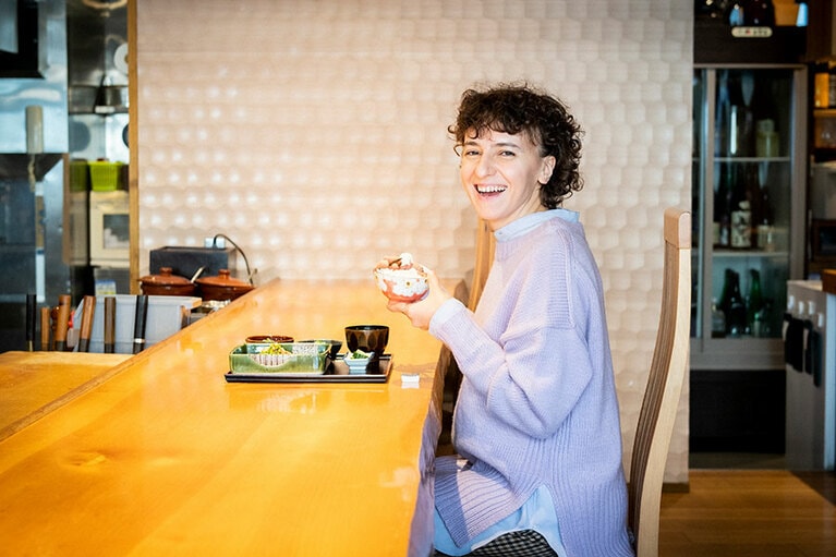 【星火】料理を五感で楽しんでほしいという願いから、調理中の手さばきを眺められるカウンター席を用意。