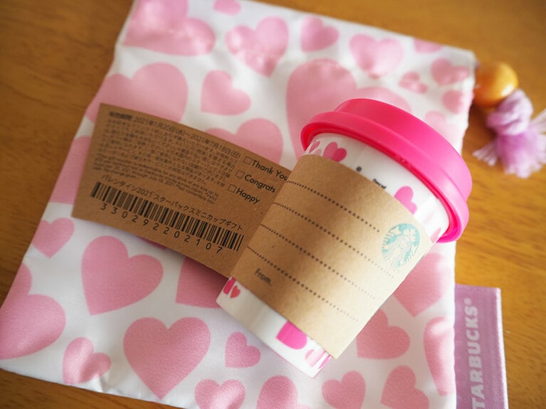 メッセージを添えたスリーブをミニカップにセットしましょう。