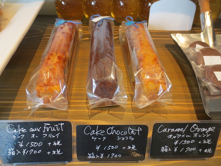 左から「ケーク オ フリュイ」「ケーク ショコラ」「ケーク オレンジ」1本 各1500円。
