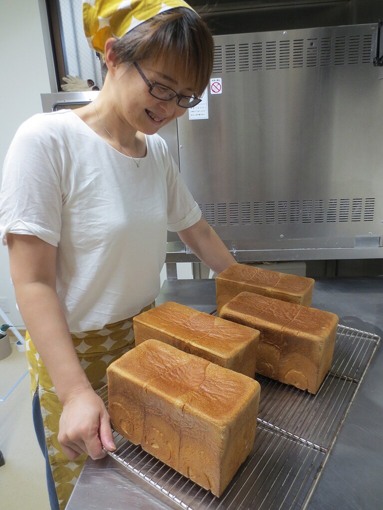 パンを作る佐治まゆみさん。