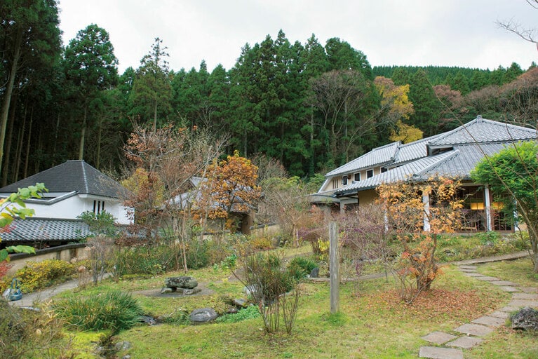 【湯富里の宿 一壷天】フロントや食事処のある本館、ライブラリースペースのある談話室、客室などが並ぶ。