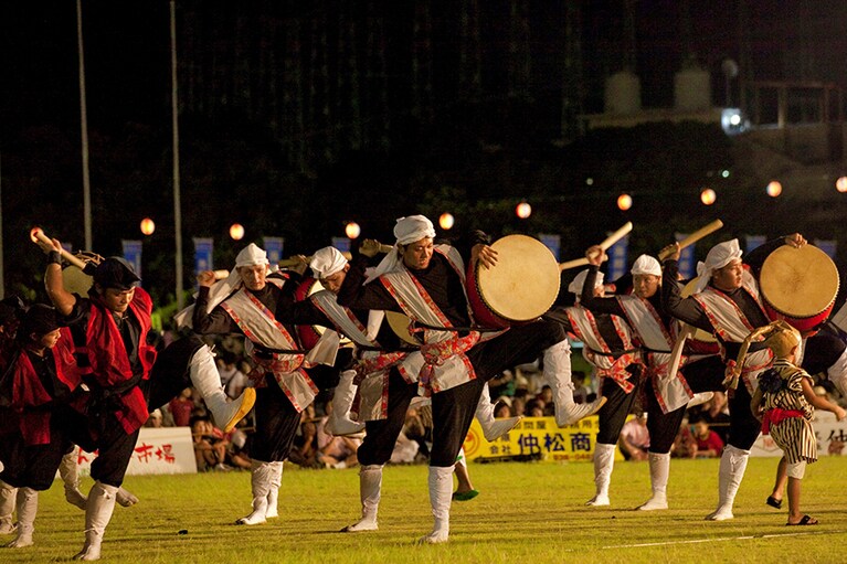 【沖縄県】沖縄伝統芸能エイサー。©沖縄観光コンベンションビューロー