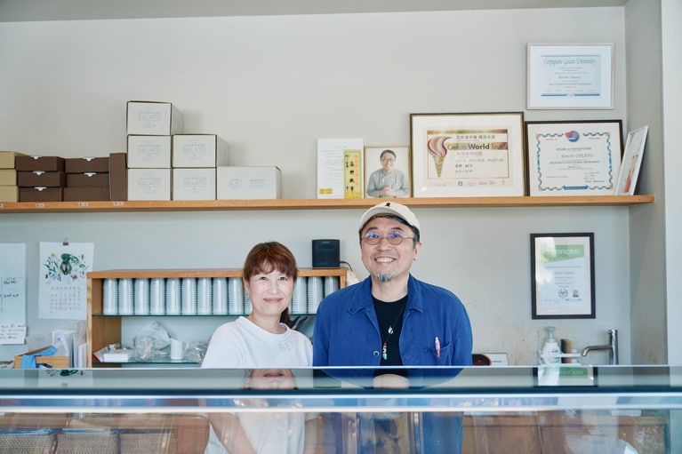 「わびさびや」の高野欽市さん、由美子さん。