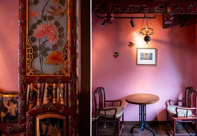 左）本物のアンティークの調度品が並ぶ。右）一番人気の窓際の席。