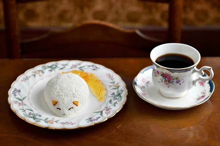 【喫茶・定食 キツネ雨】「白狐チーズケーキ」600円(ドリンクとセットで50円引き)、「キツネ雨ブレンド珈琲」500円。