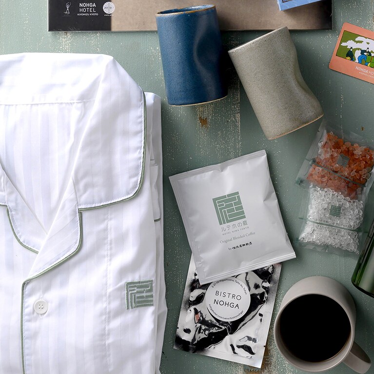 左から時計回りに、肌触りのいいパジャマ 5,800円〈N〉、モダンなデザインで人気を集める清水焼の陶房「TOKINOHA」カップ各 3,630円〈K〉、オリジナルバスソルト〈N〉、「但馬屋珈琲」オリジナルブレンド5個1,000円（フロントで購入可）〈N〉、「蕪木珈琲」ドリップバッグ〈U〉