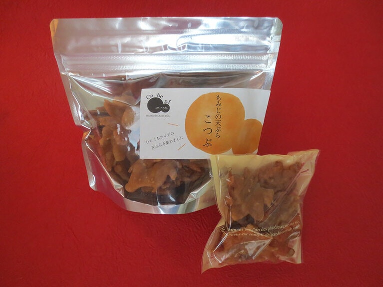 ひと口サイズの「もみじの天ぷら　こつぶ」1袋 60g 590円。欠けたり曲がったりした「わけあり天ぷら」1袋180円。どちらもプレーン味。