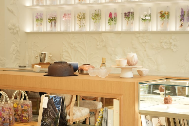カウンターには茶道具が。