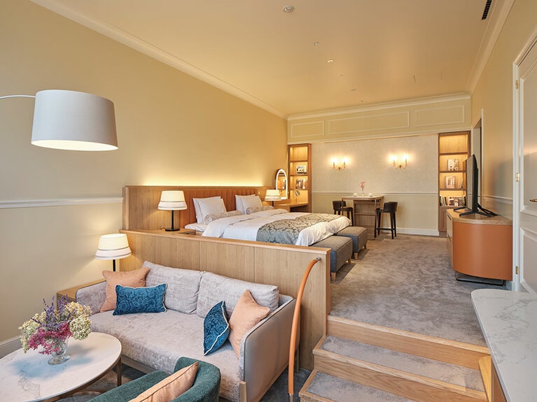 客室の一例。ベッドスペースとリビングスペースが異なるフロアレベルで構成された「ジュニアスイートルーム」。