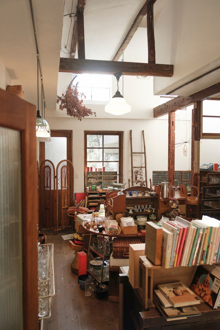 お店の一番奥は倉庫だったスペースを改装。本や食器、古道具が並ぶ。
