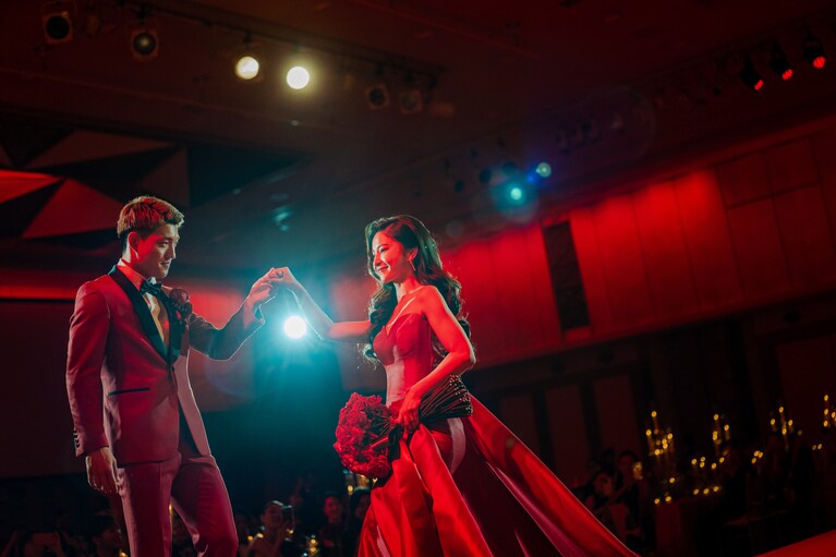 会場が白から赤に変わり、ふたりの衣装も真っ赤にお色直し。