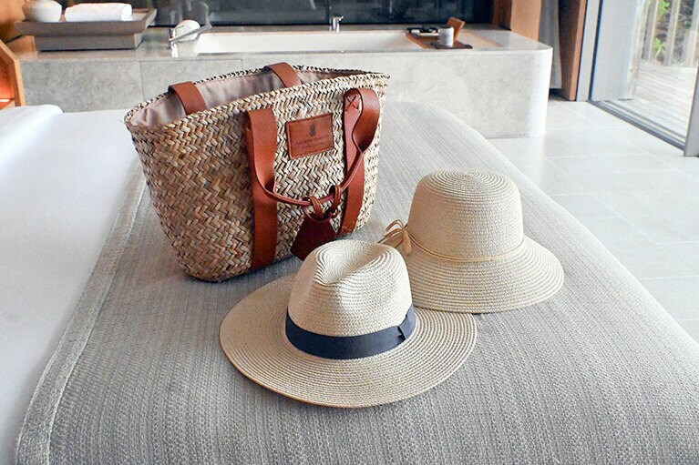 室内に用意された、ハットとバッグはお持ち帰りOK。