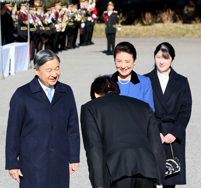 1月23日、皇宮警察創立140周年記念年頭視閲式の会場に到着された天皇皇后両陛下と愛子さま。愛子さまはゼブラ柄のバッグをお持ちに［代表撮影］　©時事通信社