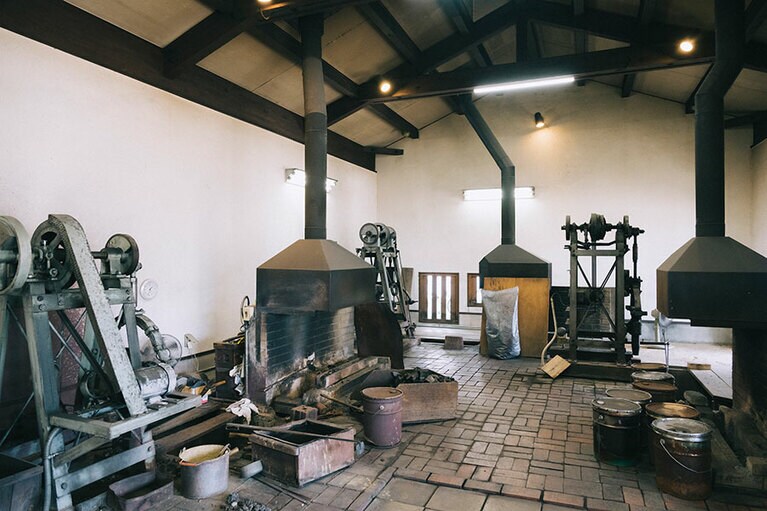 刀匠（とうしょう）が作業する鍛刀場の内観。