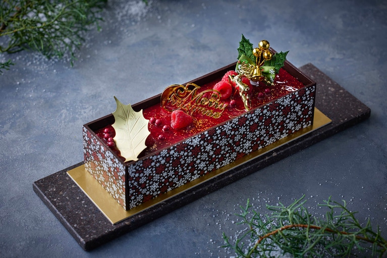 「ラズベリーショコラ」8,200円。縦7cm×横24cm×高さ約8cm（飾りを含む）。アルコール使用。