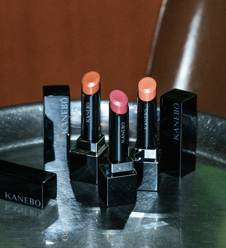 2020年春、「美ではなく、希望を発信するブランド」としてリブランディングしたKANEBO。2024年に発売されたルージュは豊かな生命力が表情に宿るかのような血色感が長時間、持続する。カネボウ ルージュスターヴァイブラント （左から：V13・V12・V11）4,620円／カネボウインターナショナルDiv.
