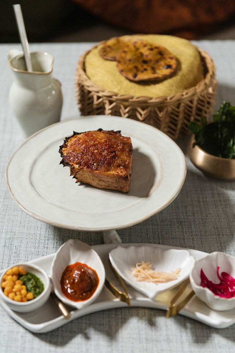 蒸し焼きにしたドリアンは、チリソースやピクルスとともに。