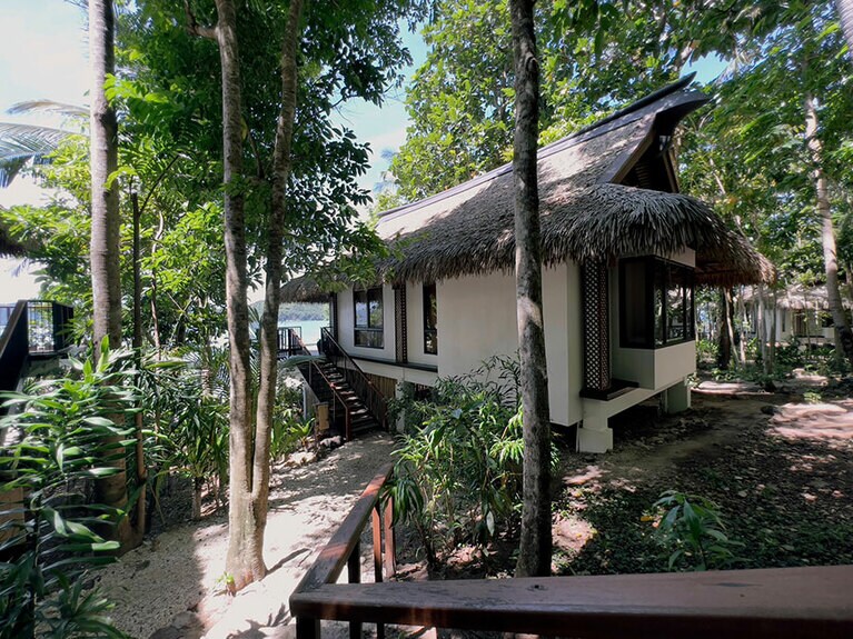 客室棟は木陰に点在している。