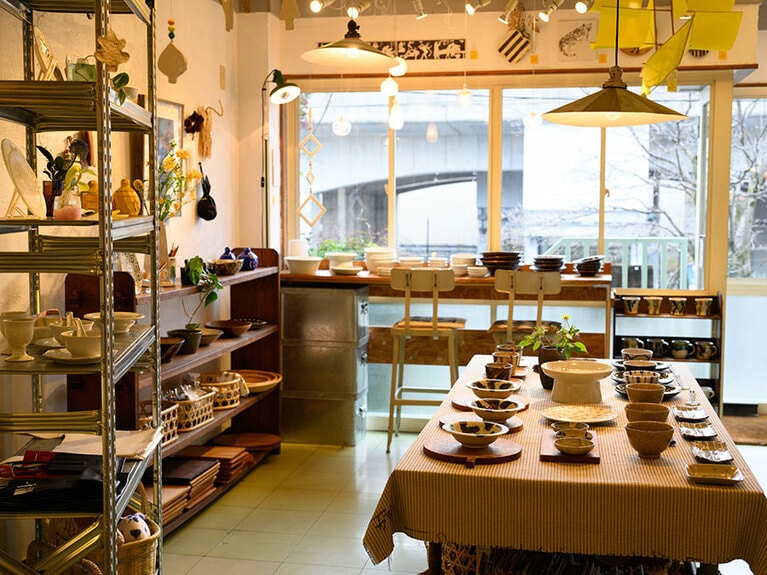 お店は2階にあり、階段を上って店内へ。テーブルに壁に、素敵なものがいっぱい。