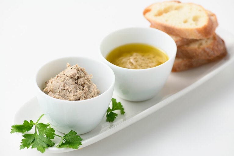 【大分県】左から：すてーき茶寮 和くらの「鹿肉のリエット」、「鮎のうるかのバーニャカウダ」各1,300円(100g、税込)。