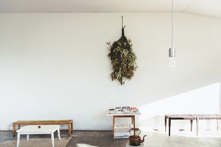 壁を飾る巨大なスワッグは、アトリエオープンに合わせ「緑の居場所デザイン」の市村美佳子さんがこの場でつくってくれたもの。広々とした空間に、森の気配が漂う。