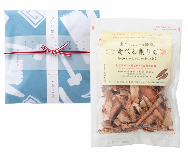 厳選した鰹を特製の調味だれに漬け込み、焙乾を重ね中厚の削り節に。別売りの専用だれ3種も好評。　生ハムのような鰹節 食べる削り節 1袋70g 756円、手ぬぐい包 そら色（写真左・35g）1,320円／かつをぶし池田屋