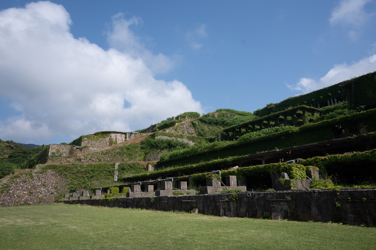 「初夏の佐渡島」　筧 悠里恵 「蔦纏う遺構」 国史跡北沢浮遊選鉱場跡。緑に包まれて今も生き続けているようでした。