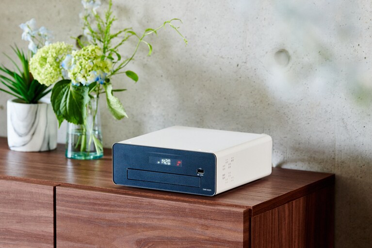 インテリアに馴染むコンパクトなデザインで置く場所を選ばない、ブルーレイ／DVDレコーダー「おうちクラウドディーガ」。