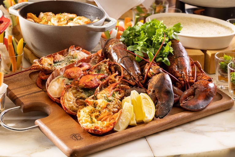 ロブスターなど海の幸を思う存分味わえる、オールデイ ダイニング「フレンチ キッチン」でのセミブッフェディナーは、2022年2月28日まで(クリスマス、年末年始を除く)。