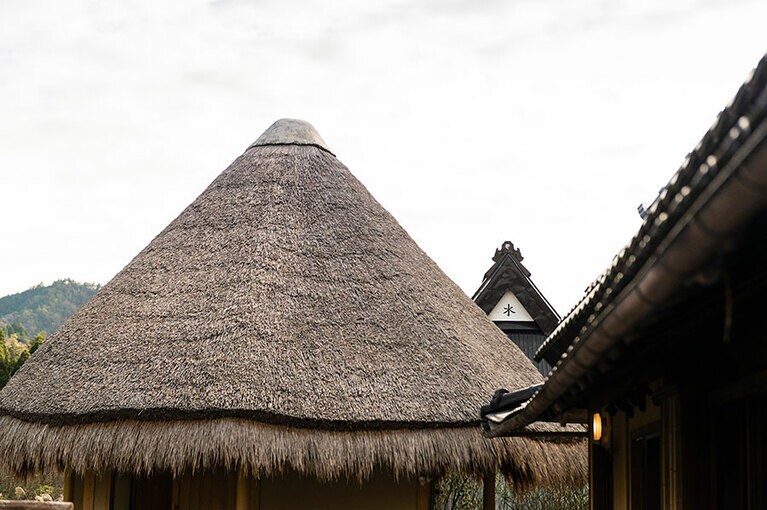 かやぶきマニアのオーナーがバリ風のかやぶきを再現した浴室棟の屋根。