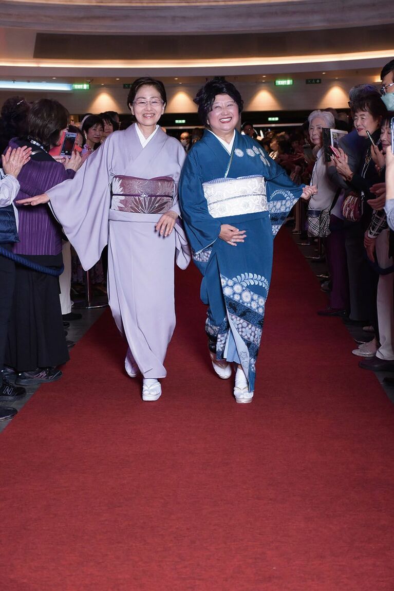 レッドカーペットの上を歩く「ファッションショー」の様子（写真提供＝ジャパネットツーリズム）