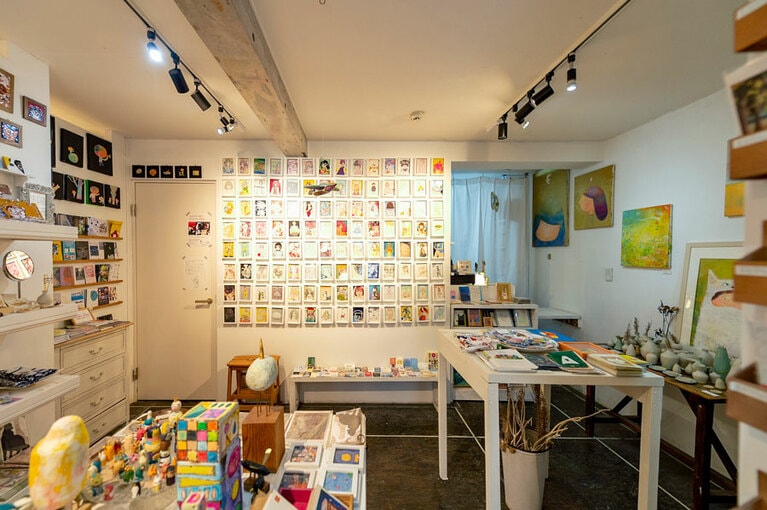 写真右奥、白いカーテンの向こうに手帳類図書室がある。