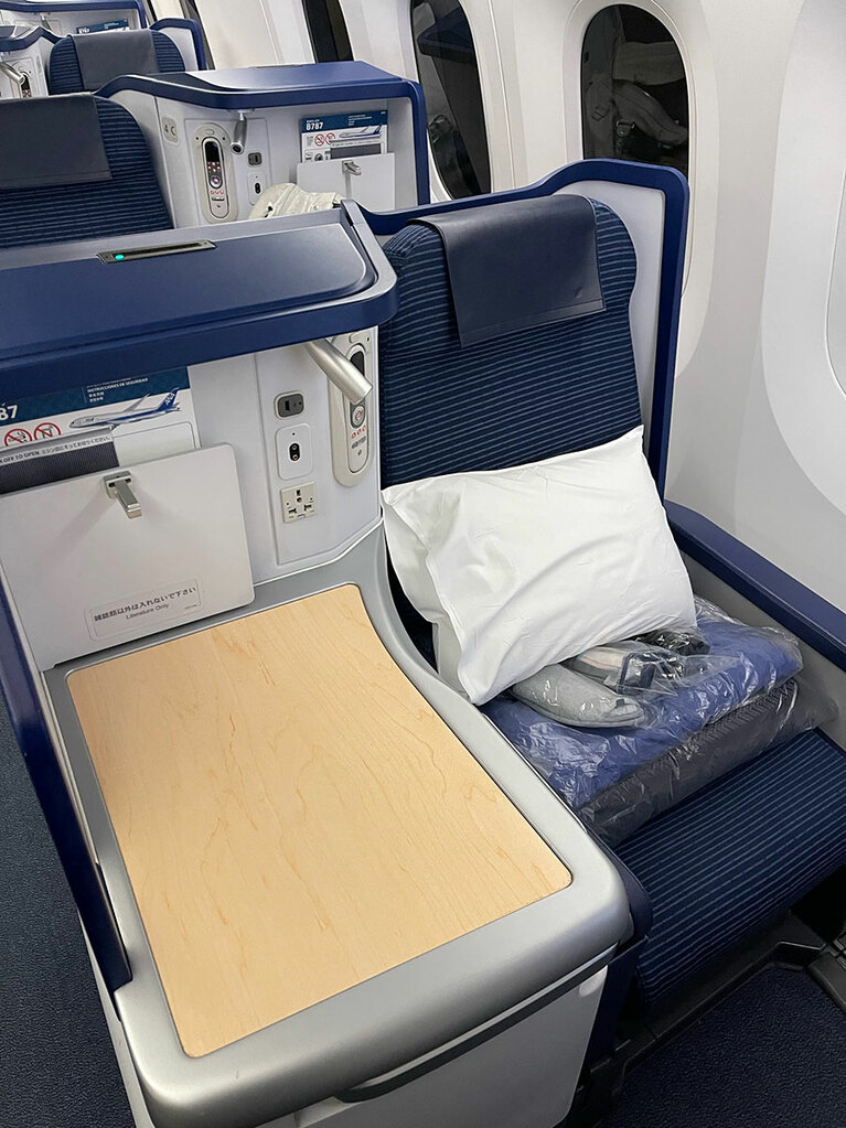 ANA「羽田→ホノルル便」ビジネスクラス。機内では保湿が第一！　しっかりと乾燥ケアをして過ごします。