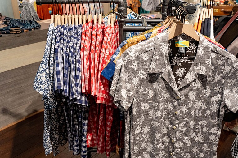 左の赤とネイビーのチェックシャツが、パラカ。