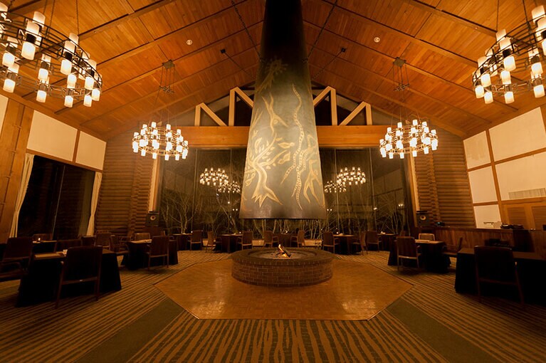 りんごの枝の薪がほんのりと甘い香りを漂わせる「ラウンジ 森の神話」。