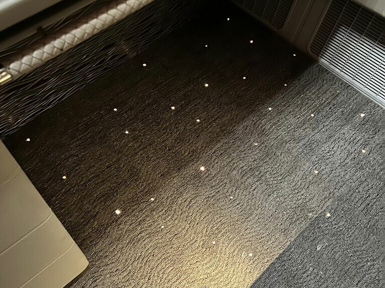 なんと、床にまで照明が仕込んであってキラキラ光って豪華！