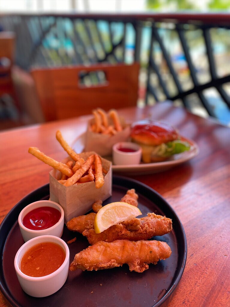 アウトリガー・ワイキキ・ビーチ・リゾート。フラグリルのバーガーとフィッシュ＆チップス。オンザビーチで食べると やっぱり美味しい！