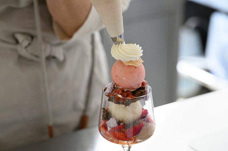 毎月季節のパフェが登場する。