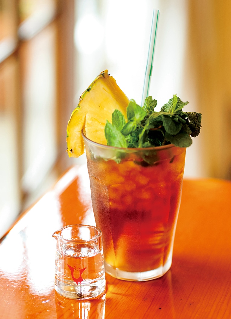 4月～10月限定のパイナップルミントティー 700円。パイナップルの果肉の甘みとやさしい酸味、たっぷりミントの爽やかさで、ハンバーガーにもぴったりの味わい。