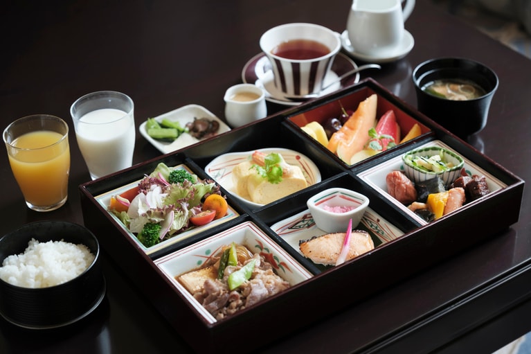 インルームの「和食〈松花堂弁当〉」。