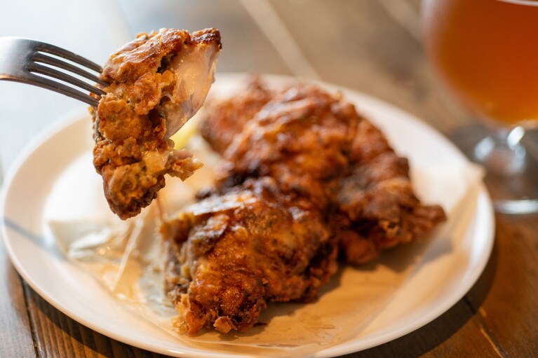 「自家製フライドチキン（2P）」（880円）。