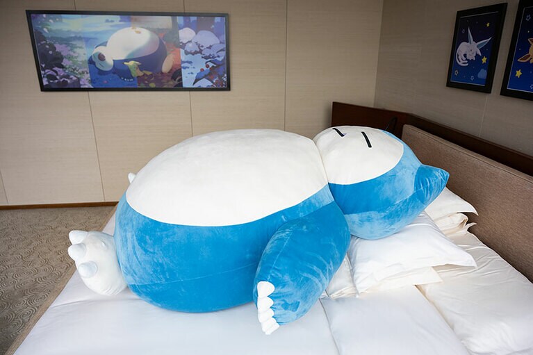 スイートのベッドを占領するカビゴン。