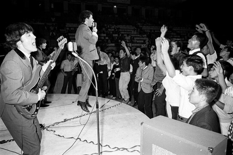 日本でも人気を博したビートルズ　©文藝春秋