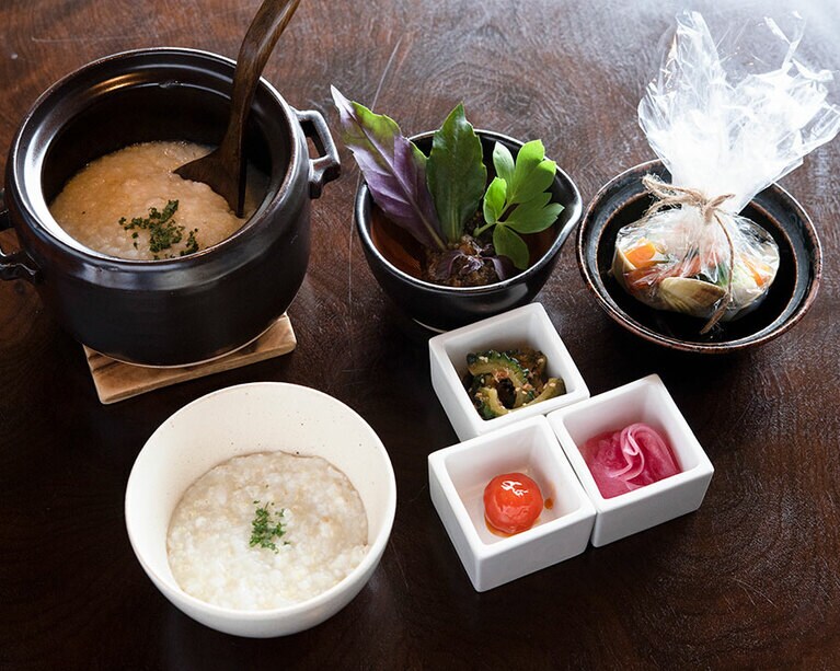 炊きたての粟粥に命草のほろ苦さと油味噌の甘み、コクがマッチ。