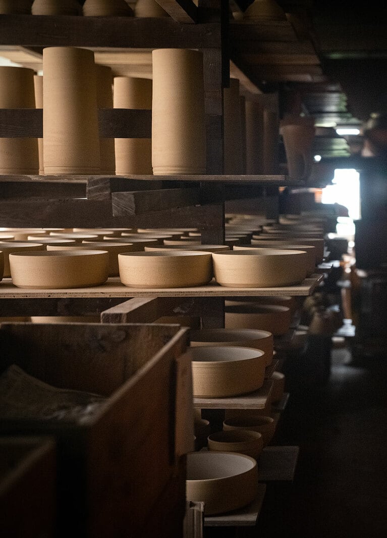 窯入れのときを待つ器たち。